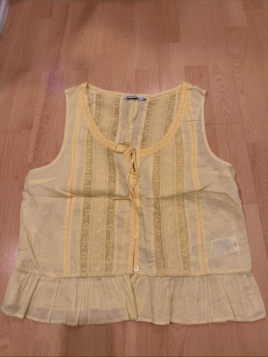 Abercrombie & Fitch Tops - Abercrombie & Fitch Pale Yellow Lace-Trim Peplum Tank